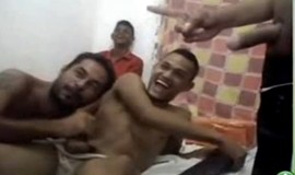 Gay chamou os cafuçus da favela pra acessar a internet em sua casa e caiu de boca neles
