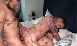 Parker Allen e Levi Coxx fazendo dupla penetração anal em Danny Gunn