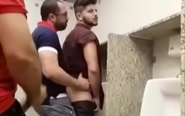 Dois barbudos fodendo no banheiro público