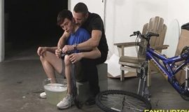 Incesto Gay - Ajudando o filho a consertar a bicicleta