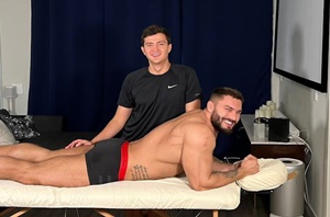 Brock Magnus recebendo massagem