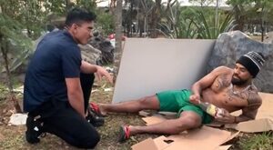 Cheirou a pica do morador de rua e deu pra ele na barraca dele