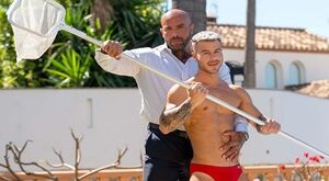 O fisiculturista AJ Xclusive fode Allen King em The Pool Boy