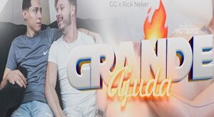 Ajudando o estranho sem camisa