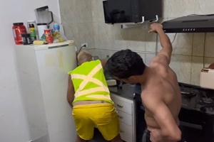 O encanador sentou no cano