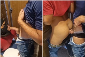 O cara estava olhando fixamente para o meu pau no banheiro