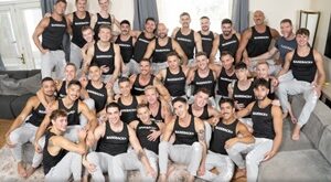 33 estrelas pornôs gays transam entre si em uma orgia gigantesca