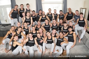 33 estrelas pornôs gays transam entre si em uma orgia gigantesca