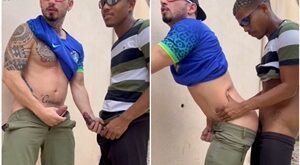 Dando o rabo pro mavambo no beco da favela