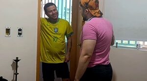 O vizinho veio comer o meu bolo