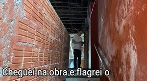 Cheguei na obra e flagrei o pedreiro tocando punheta