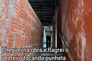 Cheguei na obra e flagrei o pedreiro tocando punheta