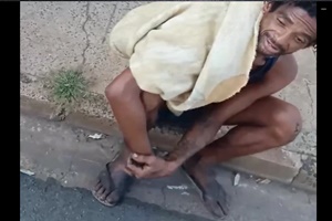 Dando o cu pro morador de rua