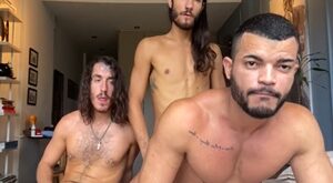 Matheus Silva com os gêmeos espanhois