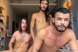 Matheus Silva com os gêmeos espanhois