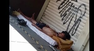 Morador de rua me mostrou a rola e eu dei pra ele