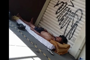 Morador de rua me mostrou a rola e eu dei pra ele