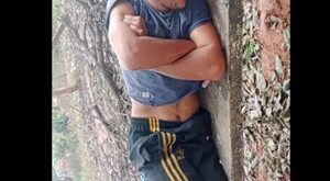 Vi o morador de rua e o acordei para transar comigo