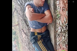 Vi o morador de rua e o acordei para transar comigo