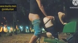 Fudendo no meio da praça a noite