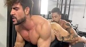 Mario Hervás fazendo pegação na academia com Alejo