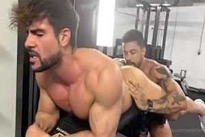 Mario Hervás fazendo pegação na academia com Alejo